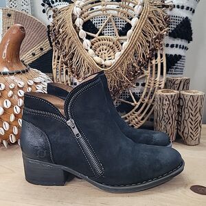 Born Women’s 9M Montoro II Black Suede Leather Distressed Zip Ankle Boots EUC